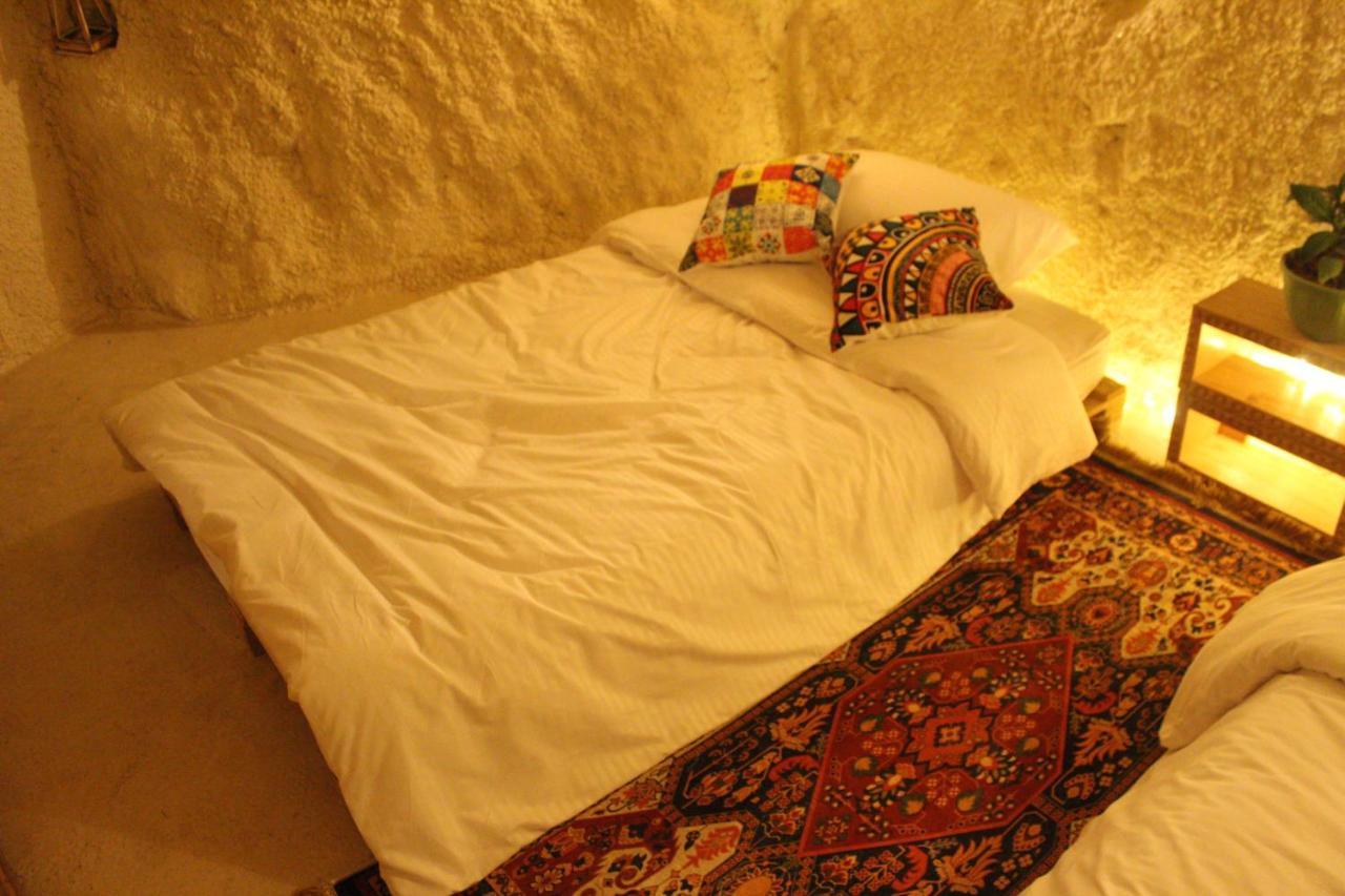 7 Caves *