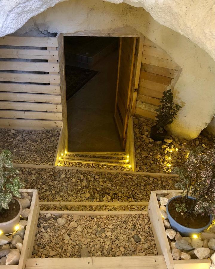 7 Caves *