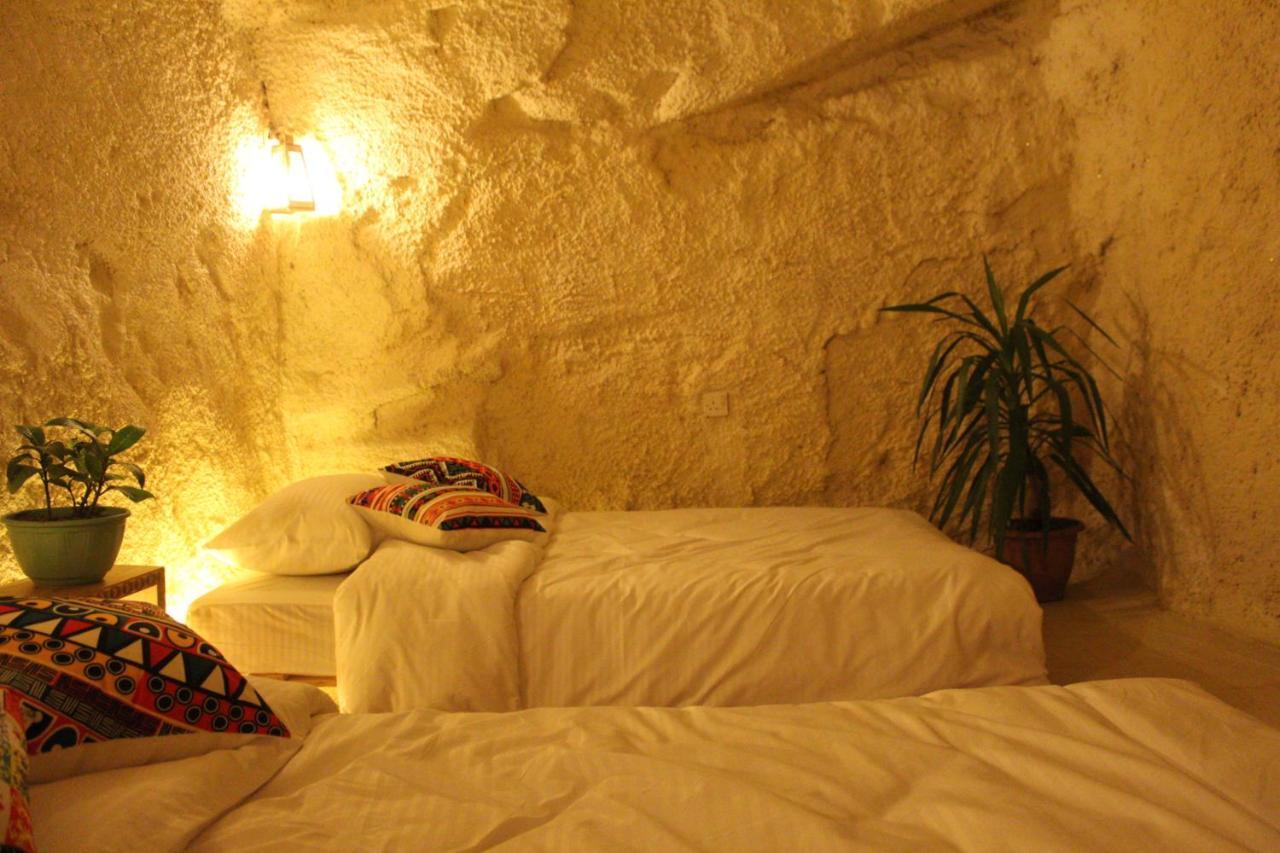 7 Caves * Al Jāyah